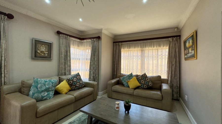 5 Bedroom Property for Sale in Roylglen Gardens Northern Cape